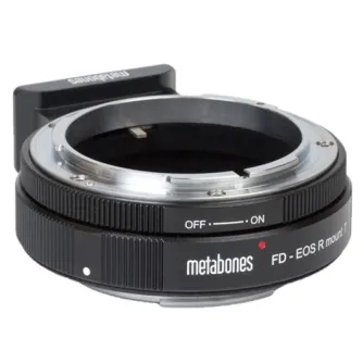 Metabones Canon FD objektīvu uz Canon RF T adapteris ar noņemamu Arca-tipa stativpēdu, melnā un sudraba metāla korpusā, redzams IZSLĒGTS-IESLĒGTS slēdzis