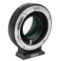 Metabones Canon FD uz Fujifilm X-Mount ātruma palielinātājs ULTRA 0.71x ar noņemamu Arca-tipa trijstūrisko kāju, redzams priekšējais lēcas elements un kvalitatīva misiņa konstrukcija