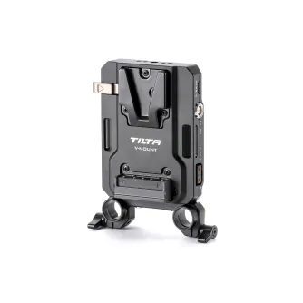 Tilta Mini PD V Mount baterijas plāksne melnā krāsā no muguras puses, izceļot USB-C, P-Tap un 2-pin Lemo izvade kameras darbības laika pagarināšanai