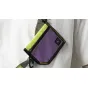 Кошелек для карт Tilta Fe Ecopak фиолетового цвета с жёлтыми стежками, сетчатым ремешком и черной молнией для надежного хранения карт.