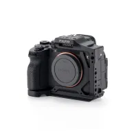 Tilta pusējo kameras kārtiņa Sony Alpha 7 V melnā krāsā ar modulāriem papildus montāžas punktiem un aukstā kontakta pievienotājiemTilta pusējo kameras kārtiņa Sony Alpha 7 V melnā krāsā ar modulāriem papildus montāžas punktiem un aukstā kontakta pievienotājiem