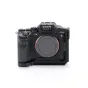 Tilta puskameras aizsardzība Sony Alpha 7 V melnā krāsā ar E-mount un vairākiem papildus montāžas punktiem priekšējā skatījumā
