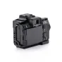 Полукейс Tilta для камеры Sony Alpha 7 V с видом сзади, показывающий крепление для вспышки, зажим для HDMI/USB-C кабелей и совместимую пластину Arca-Swiss