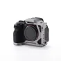 Полукейс Tilta для камеры Sony Alpha 7 V серого титана - вид сбоку с Arca-Swiss платформой и креплением для вспышки