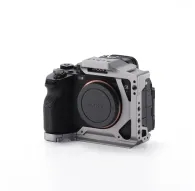 Tilta Half Camera Cage for Sony Alpha 7 V in Titanium Gray - side view with Arca-Swiss baseplate and cold shoe mountTilta Half Camera Cage for Sony Alpha 7 V in Titanium Gray - side view with Arca-Swiss baseplate and cold shoe mount
