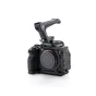 Tilta pusmāla kameras kārba Sony Alpha 7 V ar virsotnes rokturi, vieglu melnu alumīnija konstrukciju, Arca-Swiss pamatplāti un daudzveidīgām papildinājumu piestiprināšanas vietām