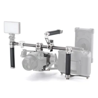 Tilta DJI Mavic 4 Pro nēsnieguma sistēma ar rokas stabilizatora roku, LED gaismas paneli un modulāro piederumu stiprinājumiem titāna baltā krāsā.