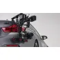 Система крепления Tilta Hydra Alien Pro Kit HDA-T02-A-AB с стабилизатором DJI RS 2, установленная на заднем стекле BMW, с гидравлическим амортизатором, несколькими присосками и креплением для монитора, отображающим изображение с