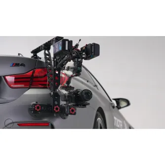 Система крепления Tilta Hydra Alien Pro Kit HDA-T02-A-AB с стабилизатором DJI RS 2, установленная на заднем стекле BMW, с гидравлическим амортизатором, несколькими присосками и креплением для монитора, отображающим изображение с