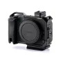 Полная камера Tilta для Canon R50 V - черный боковой вид с креплением для вспышки и совместимой платформой ARCA-Swiss