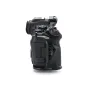 Tilta pilna kamera korpuss Canon R6 Mark III - aizmugures skats ar Arca-Swiss pamatplāti un sānu kabeļa klipu drošai papildierīču piestiprināšanai