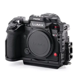Tilta pilna kamera kārba Panasonic Lumix S1R II ar Arca-Swiss plātnīti, 1/4-20 vītni adapteri un kabeļu fiksatoru HDMI/USB-C kabeļu drošai pārvaldībai