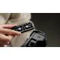 Tilta pilna kameras kārtiņa Sony Alpha 7 V - priekšējā puse ar aukstā pēdas montāžas vietu un vītņotām atverēm papildus ierīcēm
