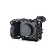 Tilta Sony FX2 melnā aizsardzības kārba ar papildus ierīču montāšanas punktiem un ergonomisku rokturiTilta Sony FX2 melnā aizsardzības kārba ar papildus ierīču montāšanas punktiem un ergonomisku rokturi