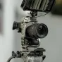 Tilta pilnīga kameras korpusa aizsardzība Sony FX2 melnajam modelim ar montētu objektīvu un stabilizatora piestiprinājumu, demonstrējot profesionālu aksesuāru saderību un izturīgu aizsardzību