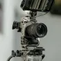 Крепкий алюминиевый кейс Tilta для камеры Sony FX2 в титановом сером цвете с установленной на штатив жидкостной головкой, обеспечивающий защиту и крепление для аксессуаров.