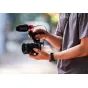 Rode video mikrofons uzstādīts uz Sony ZV-E10 II kameras ar Tilta aizsardzības korpusa ergonomisko rokturi vlogiem un satura veidošanai