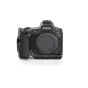 Canon R5 Mark II DSLR kameru korpuss ar tukšu objektīva montāžu, melnā krāsā, priekšējais un augšējais skats kameras kārtiņas saderības pārbaudei