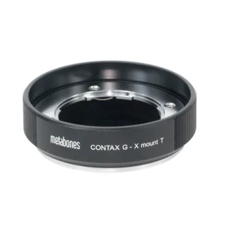 Metabones Contax G uz Fuji X-mount T adapteris melns matēts priekšējais skats ar gravētu zīmolu un manuālo fokusa gredzenu