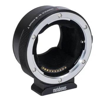 Адаптер Metabones Contax N к E-mount Smart в матовом черном цвете: вид сбоку с откинутой подставкой и открытыми контактами E-mount