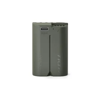 Tilta DMW-BLK22 2400mAh USB-C uzlādējama fotokameras baterija ar USB-C ieeju, indikatora gaismu un elegantu matētu melnu un pelēkzaļu dizainu.