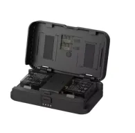 Insta360 pārnesamais lādētāja korpuss INST110-64 ar 10 000 mAh kapacitāti, atvērts skats, kur redzami divi bateriju sloti, microSD karšu glabāšanas vietas un USB-C ports ar LED indikatoriem bateriju stāvoklim.Insta360 pārnesamais lādētāja korpuss INST110-64 ar 10 000 mAh kapacitāti, atvērts skats, kur redzami divi bateriju sloti, microSD karšu glabāšanas vietas un USB-C ports ar LED indikatoriem bateriju stāvoklim.