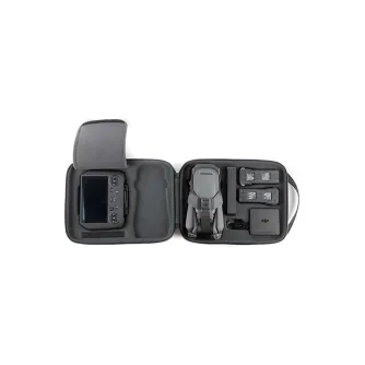 PGYTECH Mavic 3 nesēju mašīnas atvērts skats ar bezpilota lidaparātu un pārvaldītāju, droši iekārtoti mīkstos nodalījumos, ar IP34 ūdensizturību un organizētām aksesuāru vietām