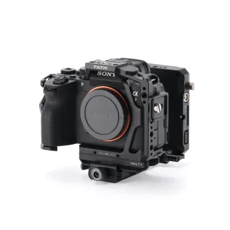 Tilta kameras kārba Sony Alpha 7 V ar integrētu Arca-Swiss bāzes plātnīti un V-Mount baterijas plātnīti paplašinātai jaudai un drošai montāžai