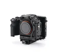 Tilta camera cage for Sony Alpha 7 V with integrated Arca-Swiss base plate and V-Mount battery plate for extended power and secure mountingTilta camera cage for Sony Alpha 7 V with integrated Arca-Swiss base plate and V-Mount battery plate for extended power and secure mounting