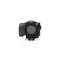 Чёрный кейс Tilta для камеры Sony Alpha 7 V с интегрированной Arca-Swiss платформой, видимыми резьбовыми отверстиями и креплением для вспышки для улучшенной функциональности.