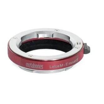 Metabones sarkanais Leica M uz Sony E-mount adapteris ar precīzu misiņa konstrukciju un floka iekšpusi, redzams no augšas