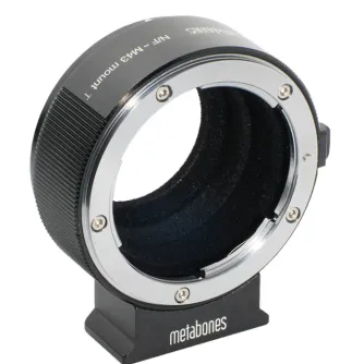 Metabones Nikon F uz Micro Four Thirds T adapteris III ar melnu matētu apdari, noņemamu Arca-tipa trijstūrisko kāju un precīzi izstrādātu metāla konstrukciju.