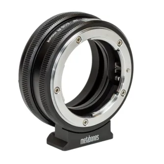 Адаптер Metabones Nikon F к Canon RF черный матовый вид сбоку с точным кольцом регулировки диафрагмы и совместимой с Arca-Swiss штативной платформой