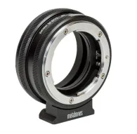 Адаптер Metabones Nikon F к Canon RF черный матовый вид сбоку с точным кольцом регулировки диафрагмы и совместимой с Arca-Swiss штативной платформойАдаптер Metabones Nikon F к Canon RF черный матовый вид сбоку с точным кольцом регулировки диафрагмы и совместимой с Arca-Swiss штативной платформой