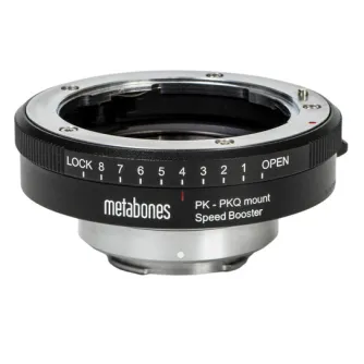 Metabones Devil Q666 0.50x ātruma palielinātājs Pentax K uz Pentax Q montāžai ar numurētu bloķēšanas skalu, 'PK - PKQ montāžas ātruma palielinātājs' uzlīmi un metāla konstrukciju ar melnu ārējo gredzenu.