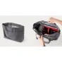Moment Everything Travel Tote 19L pelēkā krāsa atvērtā skatā ar polsterētu klēpjdatora kabatu un organizētiem iekšējiem nodalījumiem tehniskajiem aksesuāriem