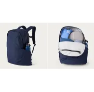 Рюкзак Moment Everything Backpack 21L Overnight темно-синий с открытым клапаном, показывающим организованное пространство для ноутбука, куртки и бутылки с водойРюкзак Moment Everything Backpack 21L Overnight темно-синий с открытым клапаном, показывающим организованное пространство для ноутбука, куртки и бутылки с водой