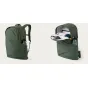 Moment Everything 28L Weekender olīvzaļā krāsā, sānu skats ar ūdenspildspiltenī un pilnībā atvērtu iekšpusi, kas parāda plašu glabāšanas telpu un organizācijas iespējas.