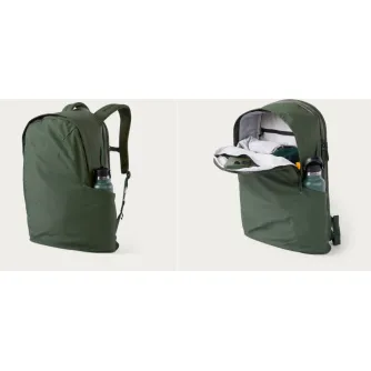 Moment Everything 28L Weekender olīvzaļā krāsā, sānu skats ar ūdenspildspiltenī un pilnībā atvērtu iekšpusi, kas parāda plašu glabāšanas telpu un organizācijas iespējas.