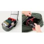 Moment Everything 28L Weekender olīvkrāsas mugursoma ar atvērtu vāku, kurā redzama organizēta iekšējā telpa un apģērba glabāšanas iespējas, kā arī piekļuve fotoaparāta nodalījumam DSLR aprīkojumam