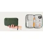 Moment Everything Mini Tech Organizer Olive – компактный водонепроницаемый органайзер с эластичными карманами для хранения технических аксессуаров, показан закрытым и открытым с организованными кабелями и наушниками