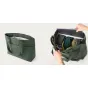 Moment Everything Travel Tote 19L olīvzaļā – plašs atvērts skats ar 16 collu ierīcēm paredzētu polsterētu laptopa vietu, iekšējiem organizēšanas kabatiņiem un noņemamu krustuzplecu jostu