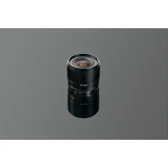 Объектив TTArtisan 17мм F1.8 для камер Fuji X с резьбой, вид спереди с насаженным объективным капюшоном, матовое черное покрытие