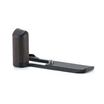 Tilta Fujifilm X-M5 L formā izgatavota kameras pamatplāksne ar valriekstu gripu, ērti turēt un ātri piestiprināt ARCA ātrās atbrīvošanas plāksni