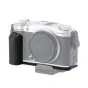 Fujifilm X-M5 kamera uz Tilta L-formas pamatplāksnes ar valriekstu gripu un ātras atbrīvošanas plāksni stabilai montēšanai uz statīviem vai gimbaliem