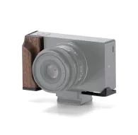 База крепления Tilta для камеры Sigma BF с эргономичной деревянной ручкой из ореха и алюминиевым корпусом для удобного удержания и совместимости с пластинами быстрого крепленияБаза крепления Tilta для камеры Sigma BF с эргономичной деревянной ручкой из ореха и алюминиевым корпусом для удобного удержания и совместимости с пластинами быстрого крепления