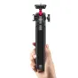 Ulanzi MT-16 izstiepjams statīvs ar ballītes galvu un aukstā pēda montāžu, melnā krāsā, rokās turēts, redzams ergonomisks rokturis un 1/4″ vītne