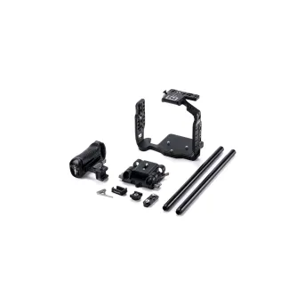 Tilta Canon C80 kameras kārba ar NATO slēdzes rokturi, LWS bāzes plati un 15 mm alumīnija stieņiem, kas nodrošina daudzveidīgu papildinājumu montāžu un uzlabotu satveri