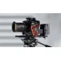 Клетка Tilta для камеры Canon C80 с деревянной ручкой, рельсом NATO, креплением Cold Shoe и 15-мм базовой пластиной LWS на жидкостной головке штатива, с объективом 36 мм и подключённым монитором