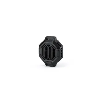 Система охлаждения Tilta Khronos Cooling System V2 черного цвета, с фронтальным видом, встроенным портом USB-C и мощным вентилятором, предназначенная для iPhone 16 Pro и Pro Max.